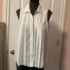 Sleeveless pleated blouse